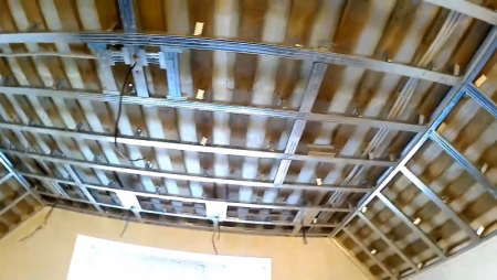 Потолок из гипсокартона на мансарде.